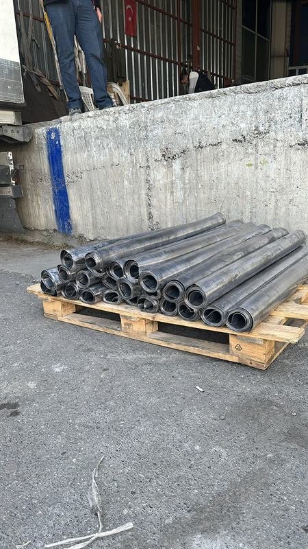 Saha teslimi için paletlenmiş kurşun levha — RadEX Kurşun