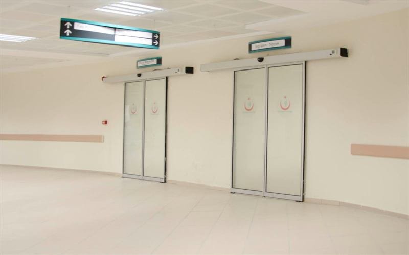 Hastane ünitesinde çift kanatlı otomatik kurşunlu kapı — RadEX Kurşun